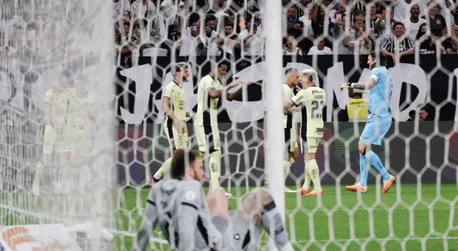 Corinthians vence o líder Botafogo e se distancia do Z-4 do Brasileirão