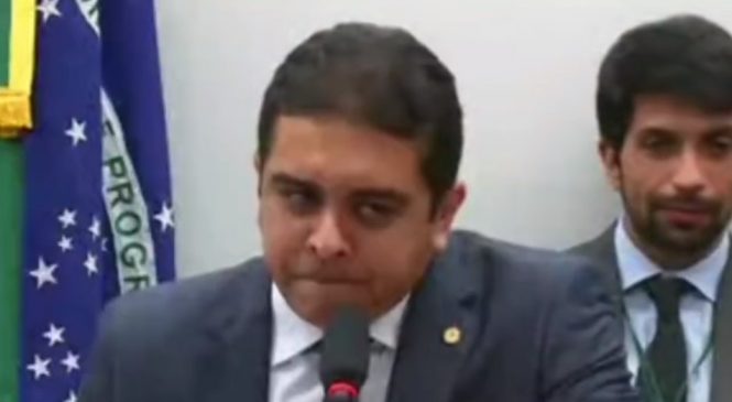 Deputado não foi ao enterro do próprio pai para presidir votação contra casamento homoafetivo