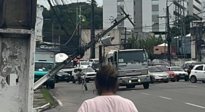 Caminhão derruba poste na Álvaro Calheiros