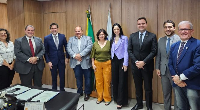 Secretário apresenta Programa Bate Coração à ministra da Saúde