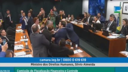 Parlamento chega a seu pior nível: Deputado agride Janones em plenário