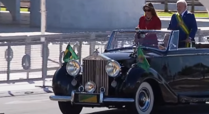 Lula e a primeira dama Janja chegam de Rolls Royce oficial para desfile de 7 de setembro