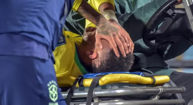 Exames confirmam lesão grave e Neymar pode ficar fora de combate pelos próximos 12 meses
