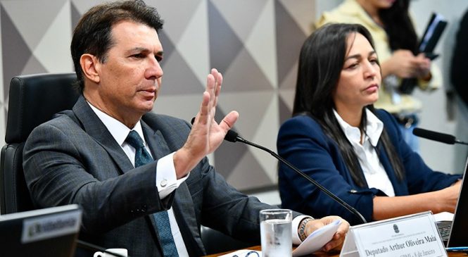 Sem ouvir Jair Bolsonaro, CPMI do 8 de janeiro vota relatório final no dia 18