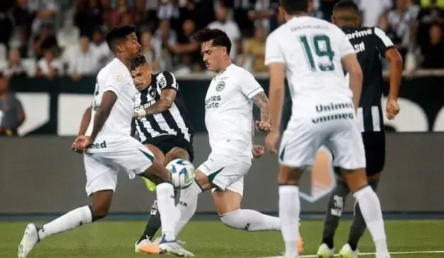 Com Tiquinho iniciando no banco, Botafogo para no Goiás e torcida protesta contra Bruno Lage