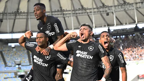 Botafogo vence o Fluminense e volta a abrir vantagem na ponta do Brasileirão
