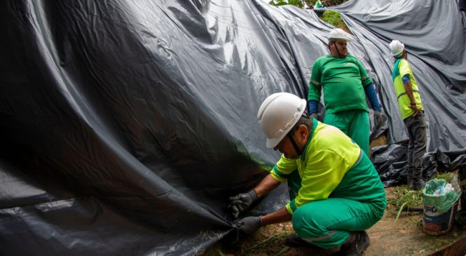 Encostas nos bairros com áreas de risco em Maceió recebem quase 60 mil m² de proteção com lonas