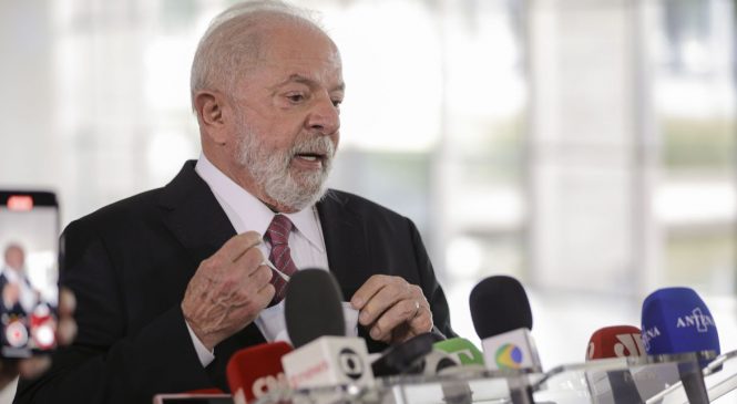 Lula deixa hospital em Brasília após cirurgia