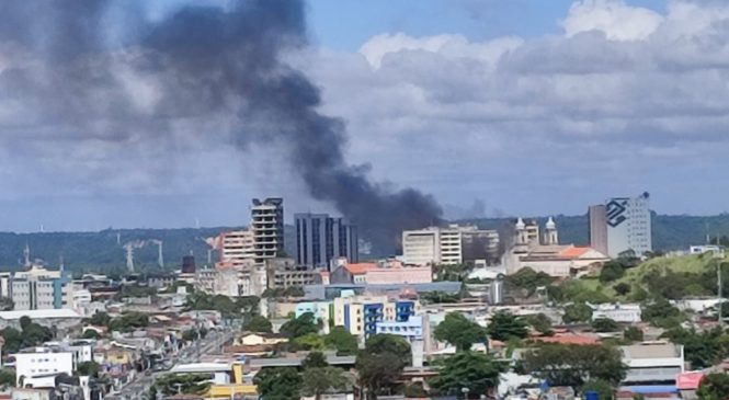 Magazine Luiza pega fogo no Centro de Maceió e Bombeiros são acionados