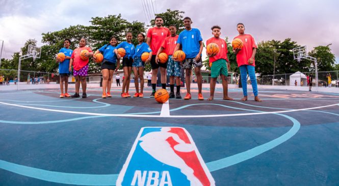 Prefeitura de Maceió e NBA entregam quadra de basquete no Vergel do Lago