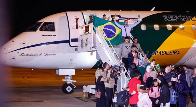 Lula recebe repatriados de Gaza na base aérea de Brasília