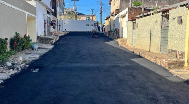 Prefeitura asfalta rua no Jacintinho para acabar com histórico de lama e poeira