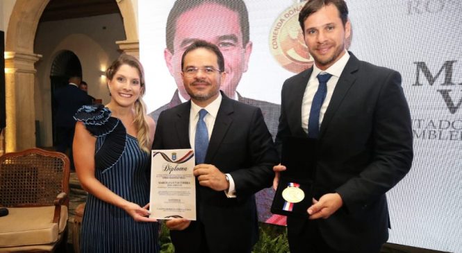 Presidente Marcelo Victor é condecorado com a Comenda Dona Rosa da Fonseca