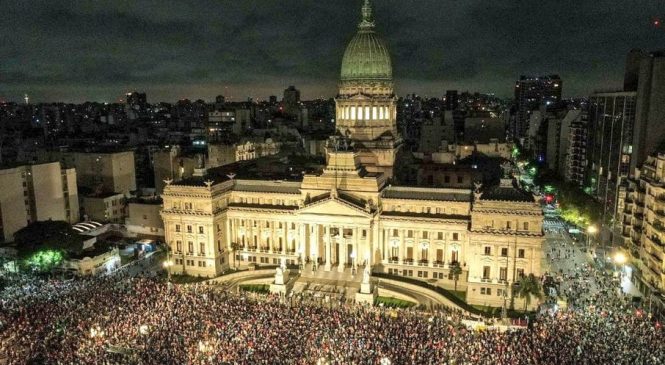 Governo da Argentina cobra R$ 60 milhões de manifestantes que protestaram contra decretos