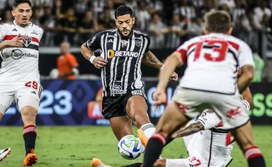 Atlético-MG bate o São Paulo no apagar das luzes e mantém esperança por título do Brasileirão