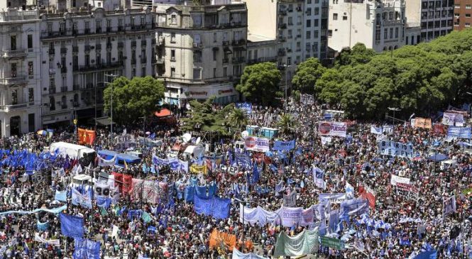 Protestos na Argentina têm momentos de tensão e dois detidos