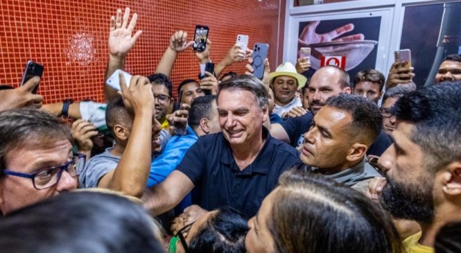 Bolsonaro é recebido com festa em Maceió, única capital do Nordeste em que venceu Lula