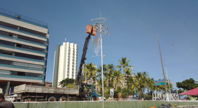 Prefeitura inicia instalação de projetores na orla de Maceió para o Réveillon