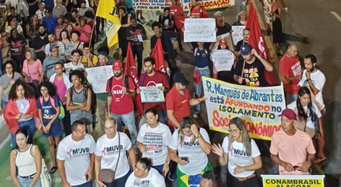 Manifestantes fazem protesto contra a Braskem na praia de 7 coqueiros