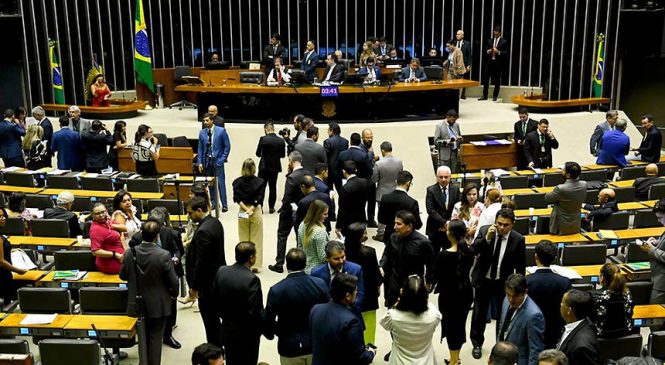 Congresso corta recursos de programas sociais e aprova R$ 53 bi para emendas parlamentares
