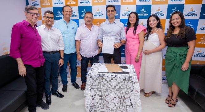 JHC entrega alvará para construção de supermercado que vai gerar 350 empregos em Maceió