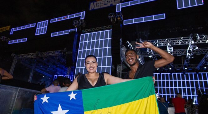 Fãs de Claudia Leitte chegam nove horas antes do show no Verão Massayó