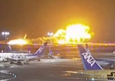 Vídeo: Avião com mais de 370 passageiros colide e pega fogo em aeroporto de Tóquio