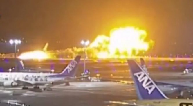 Vídeo: Avião com mais de 370 passageiros colide e pega fogo em aeroporto de Tóquio