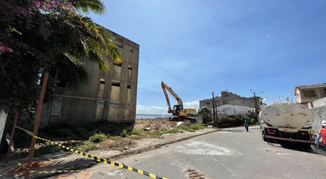 Rua Professor José da Silveira Camerino é fechada para demolição de prédio no Pinheiro