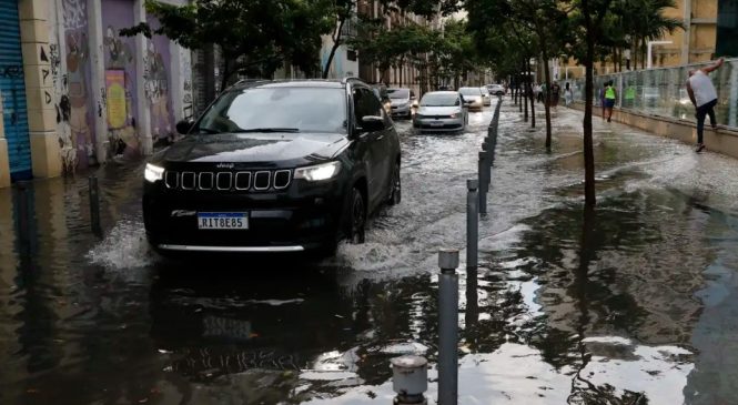 Chuva leva prefeito do Rio a decretar situação de emergência