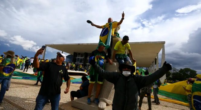 Um ano após tentativa de golpe, STF mantém 66 presos