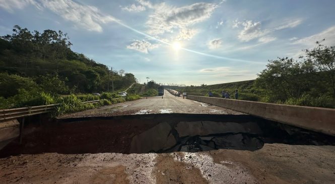 Cabeceira de ponte na BR-101 cede e interdita trânsito em Teotônio Vilela