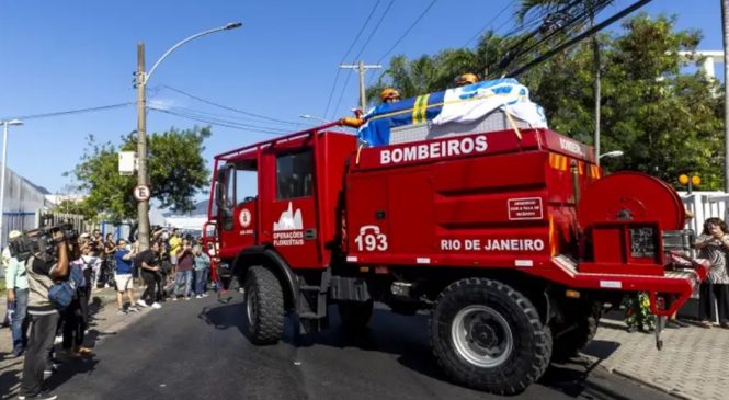 Corpo de Zagallo é sepultado no Rio de Janeiro sob aplausos