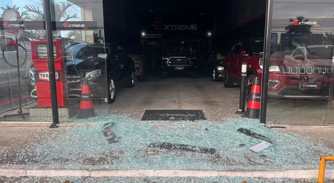 Quem seria o bandido que roubou uma Range Rover Sport de uma loja em Maceió?