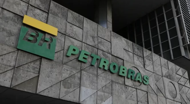 Petrobras abre investigação administrativa de venda de refinaria