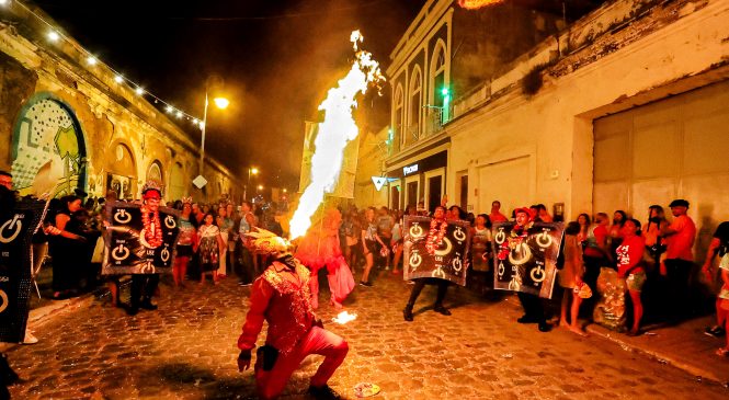 Vídeo: Jaraguá Folia viveu uma noite de alagoanidade e magia com mais de 100 blocos