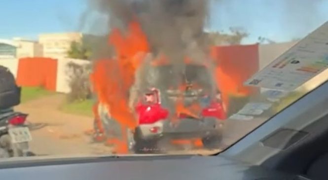 Condutora escapa de carro destruído pelas chamas na Cruz das Almas