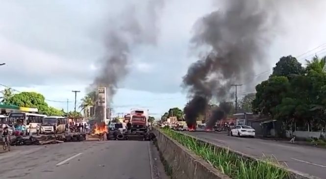 BR-104 é bloqueada por moradores de Rio largo em protesto por falta d’água