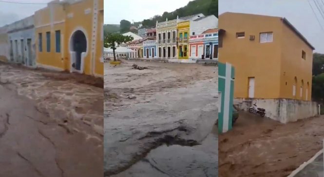 Centro histórico de Piranhas é invadido por correnteza após fortes chuvas