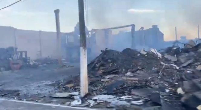 Focos de incêndio e fumaça continuam 36 horas após madeireira no Barro Duro ser destruída