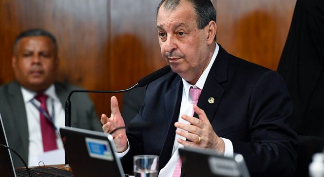 Senador diz que não viu histeria da direita com 700 mil mortes no Brasil