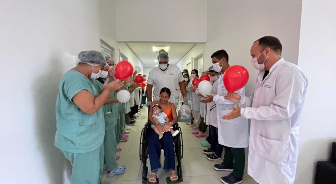 Bebê diagnosticada com síndrome rara recebe alta do Hospital da Criança de Alagoas após sete meses internada