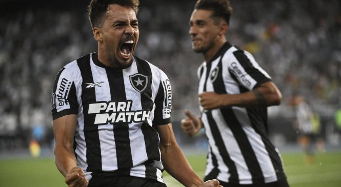 Botafogo vence Universitario no Engenhão e segue vivo na Libertadores