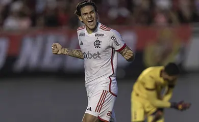 Pedro marca no fim e Flamengo estreia com vitória no Brasileirão