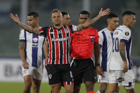 São Paulo sofre com lesões e perde para o Talleres em estreia na Libertadores