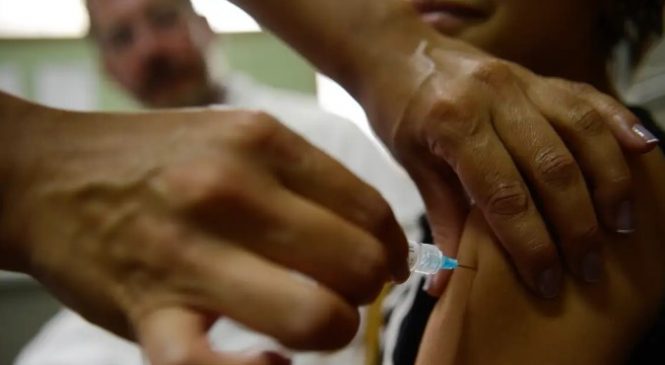 Vacinação: escola é o lugar central para a saúde, diz ministra da Saúde