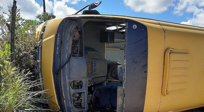 Acidente com ônibus escolar em Piranhas deixa um morto e três feridos