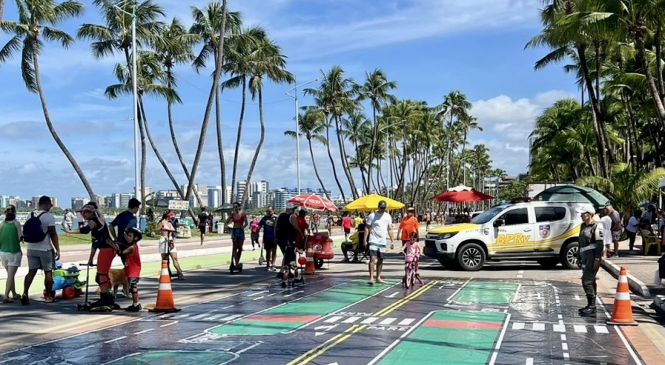 Maio Amarelo: PM realiza ação de educação para o trânsito na orla de Maceió