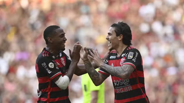 Flamengo vence o Corinthians, põe fim à sequência negativa e dorme na ponta do Brasileirão