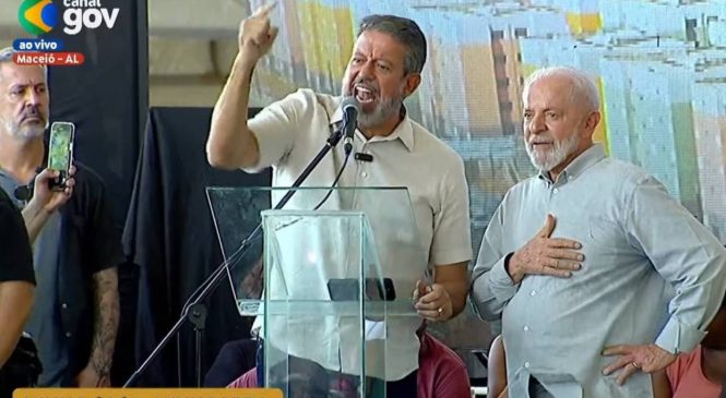 Lira cobra respeito após ser vaiado em evento em Maceió; Lula fica ao seu lado